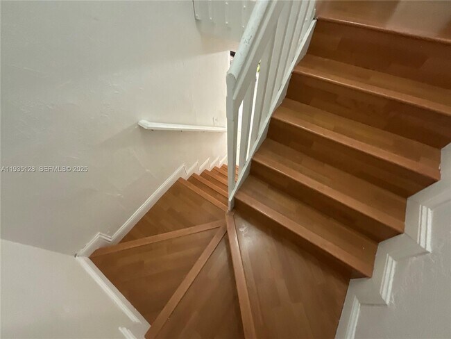 Building Photo - 895 W 79th Pl