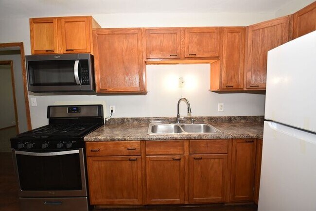 Building Photo - Mishawaka 3 bedroom ranch with large family room and fenced yard