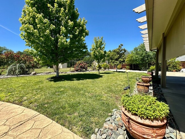 Building Photo - Beautiful well maintained home! Excellent ...