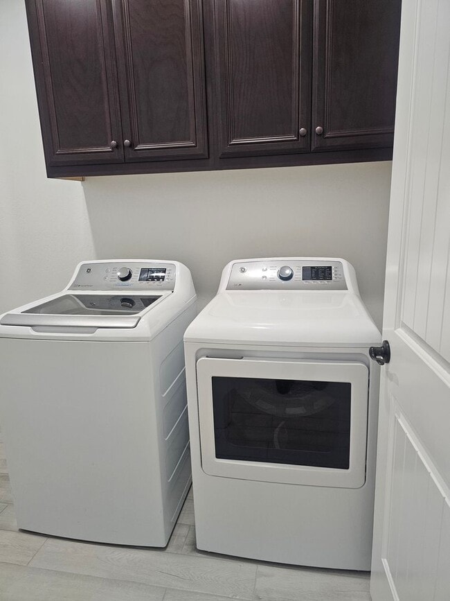 Building Photo - Beautiful Home in Gated Community