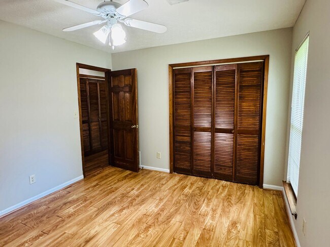 Building Photo - 3-Bedroom home is sure to captivate from t...