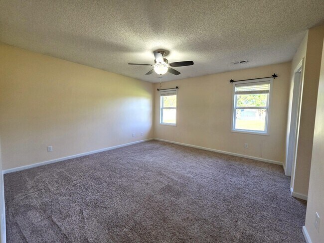 Building Photo - 450 Derek Dr