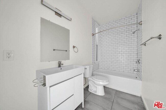 Building Photo - 3209 Descanso Dr