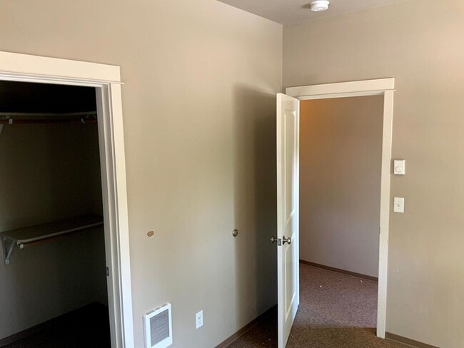 Building Photo - 2 Bedroom, 2 Bath Close to U of O campus on 14th & Patterson