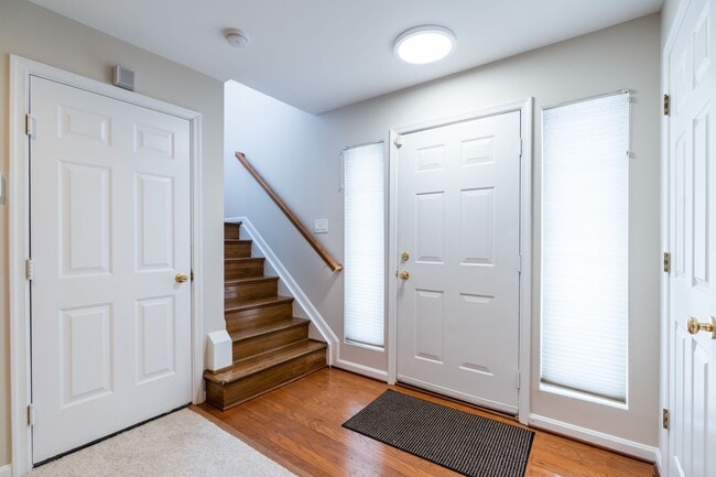 Building Photo - Immaculate 3 Bed 2 Full & 2 Half Bath End ...