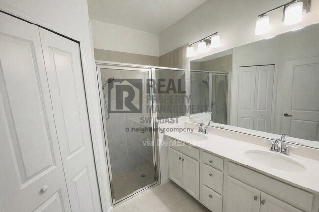 Building Photo - 2555 Vine Ave