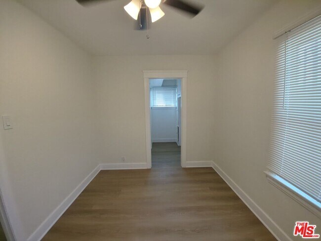 Building Photo - 4215 S Budlong Ave