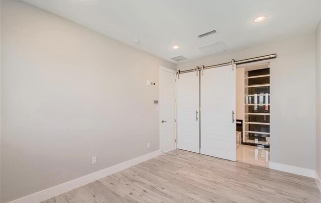 Building Photo - 1118 Galveston Ave