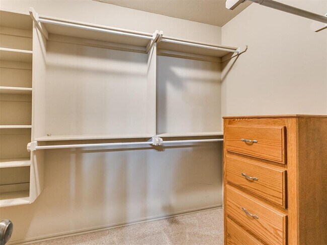 Building Photo - 1001 N Barn Hill Way