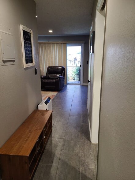 Building Photo - 644 E Birch St