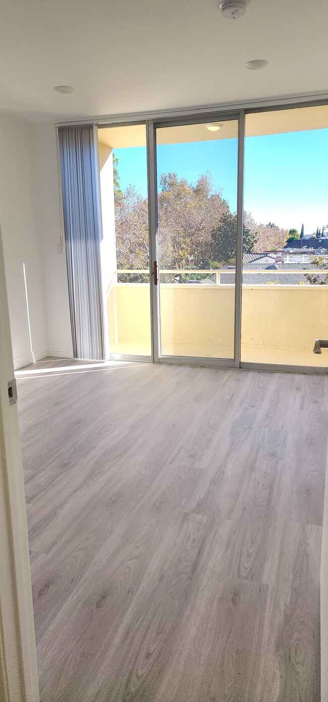 Guest Bedroom #1 - 303 N Swall Dr