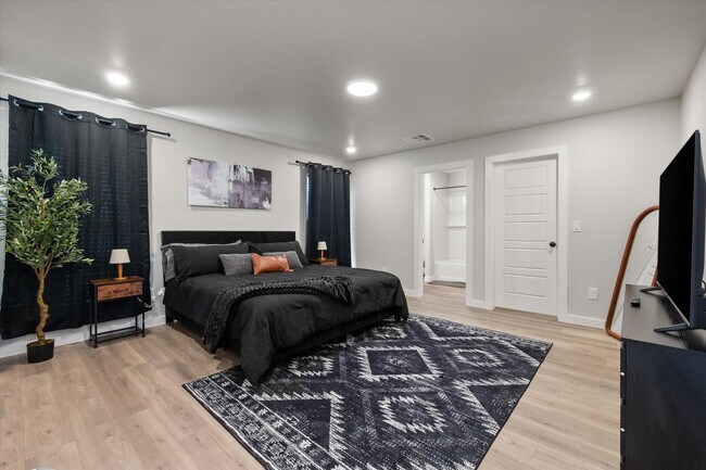 Building Photo - 2146 Kokomo Ave