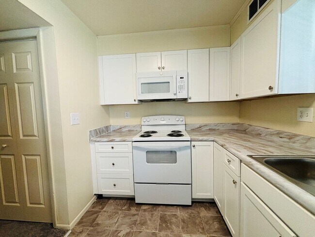 Building Photo - 2 Bedroom, 1.5 Bath Townhouse