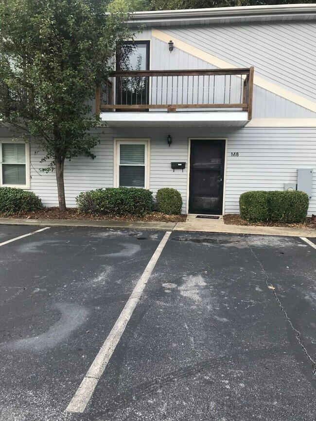 Building Photo - Lovely 3 bedroom Town Home with Fresh Paint and New Flooring Upstairs!! East North Street Area