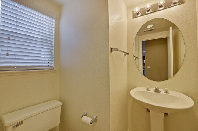 Building Photo - Awesome 3 Bedroom  Home Near Rivermark Plaza!