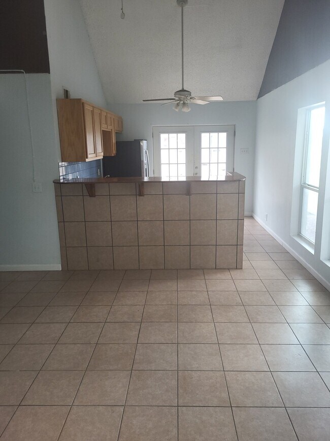 Building Photo - 2300 Live Oak St
