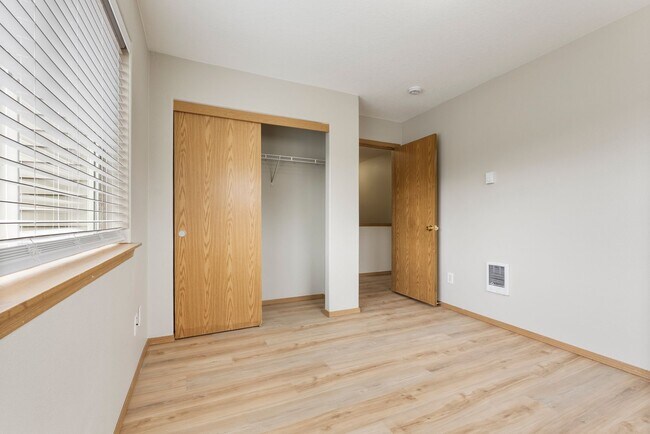 Building Photo - 5Bed/2.5 Bath House available
