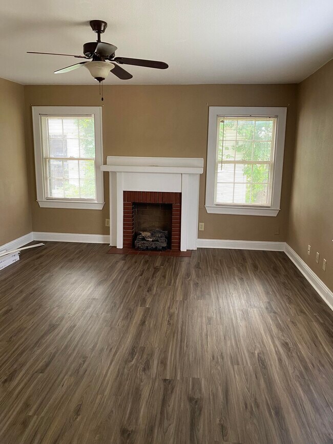 Building Photo - 716 E Austin St