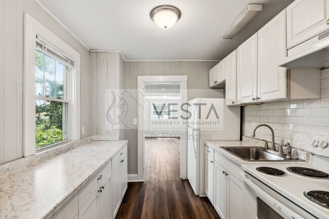 Building Photo - 4 Farrwood Ave