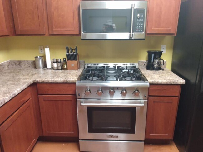 Building Photo - 1327 E Pierce St