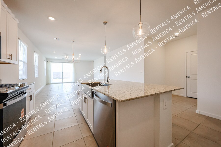 Building Photo - 3380 N Camden Dr