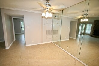 Building Photo - 17401 Red Oak Dr