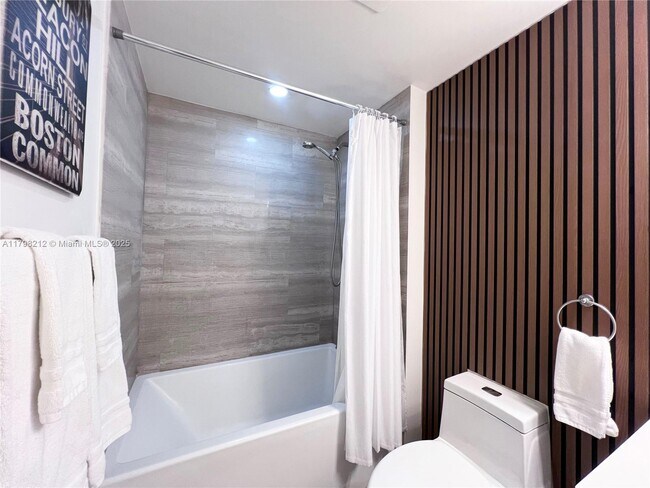 Building Photo - 1300 Brickell Bay Dr