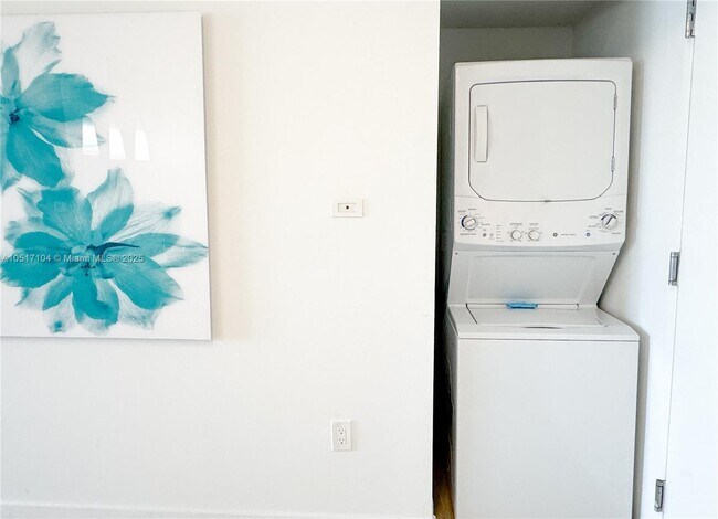 Building Photo - 2602 E Hallandale Beach Blvd