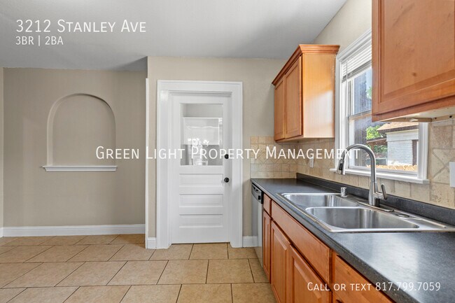Building Photo - 3212 Stanley Ave