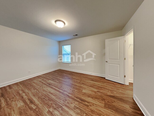 Building Photo - 180 Larragan Dr