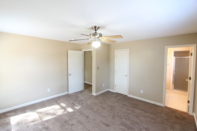 Building Photo - 3 Bedroom 2 Full Bath + Large Den - Pictur...