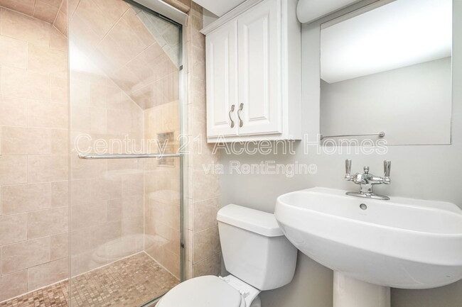 Building Photo - 2034 Arlington Terrace