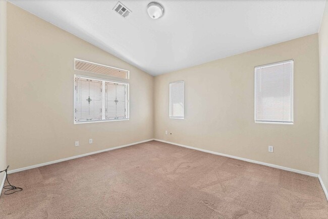 Building Photo - Charming Home with Spacious Backyard!