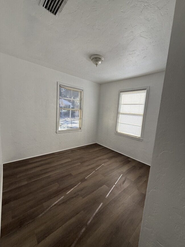 Building Photo - 656 NE Lake Dr