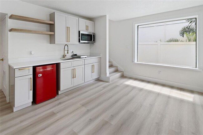 Building Photo - 3232 W Oakellar Ave