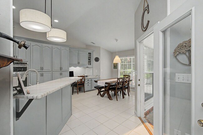 Building Photo - FIVE Bedroom Home in Bluewater Bay