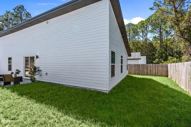 Building Photo - 816 W 9th St