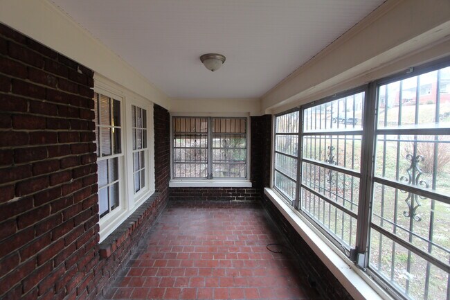 Building Photo - 1605 4th Terrace W