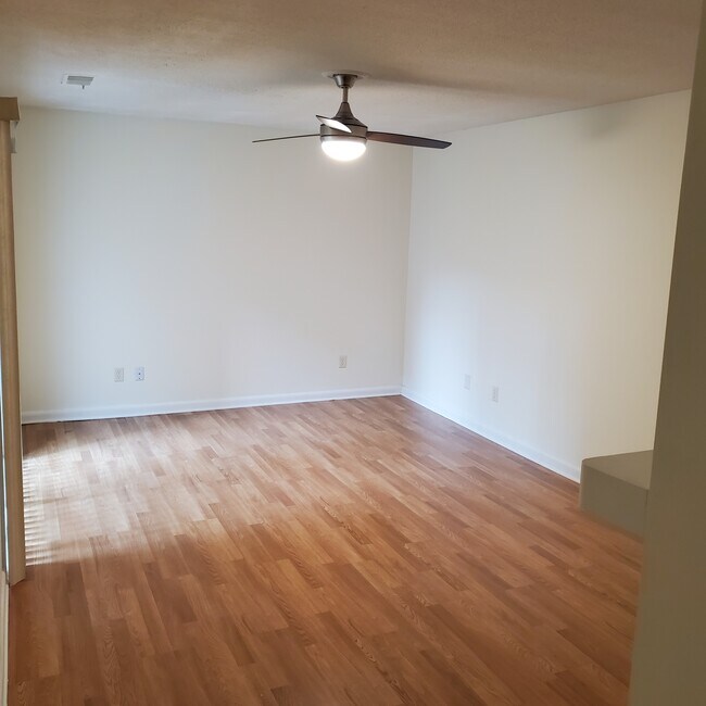 Building Photo - 102 Saint James Pl