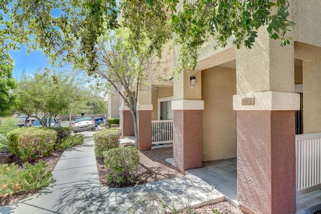 Building Photo - Beautiful  2bed 2bath Gated Community