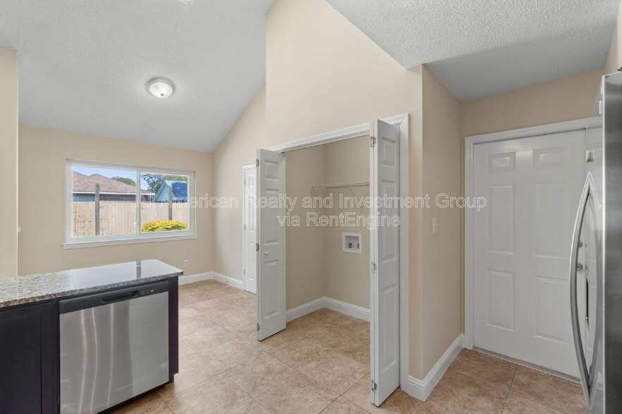 Building Photo - 549 Sibert Ave