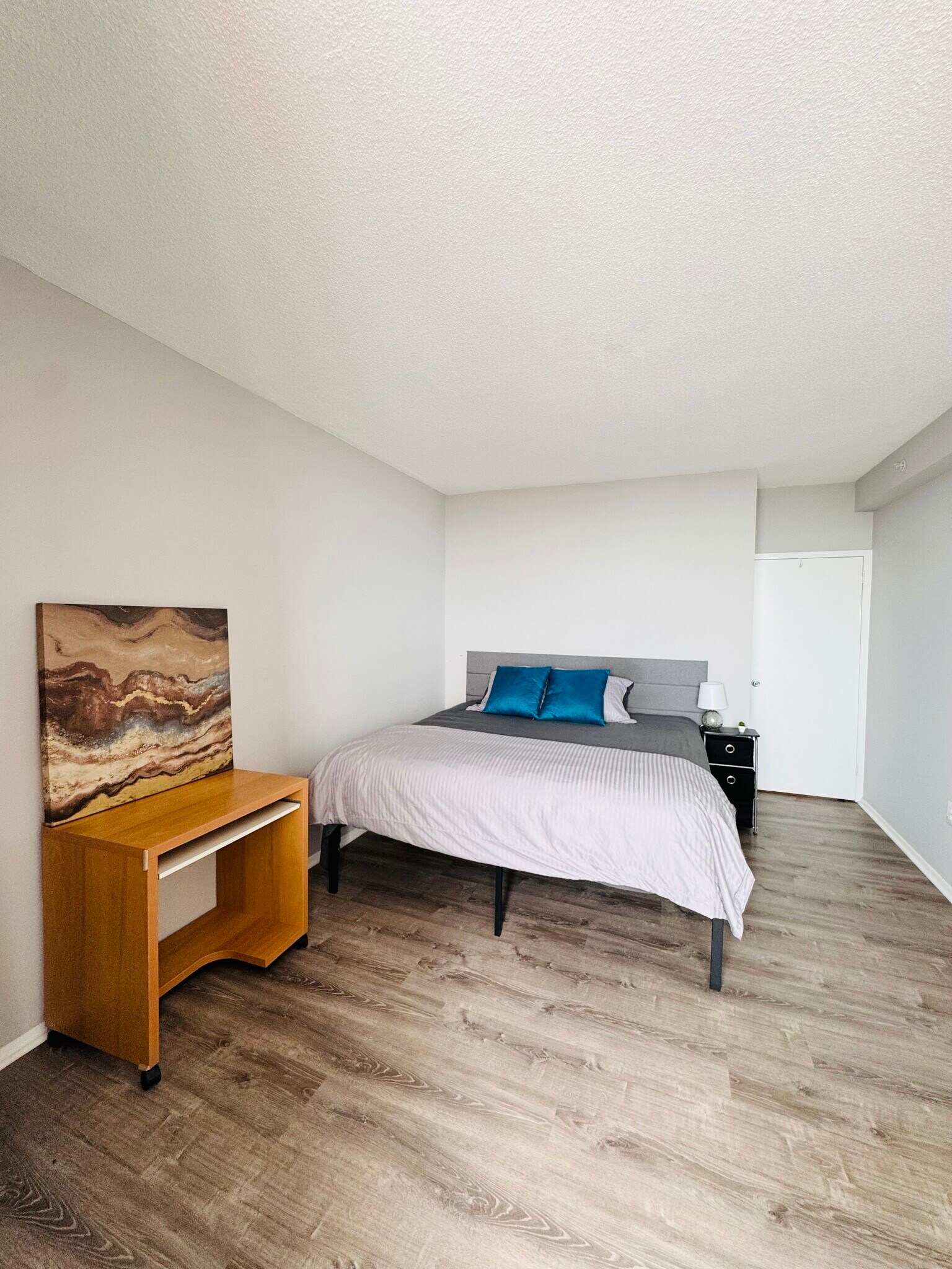 Large bedroom. - 28 Allegheny Ave
