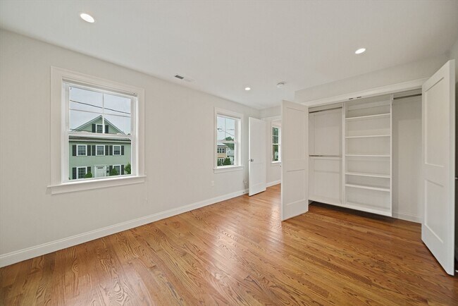 Building Photo - 15 Lakeview Ave