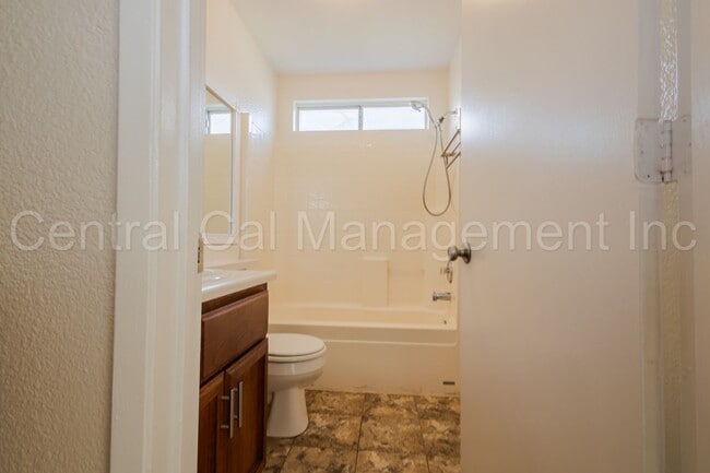 Building Photo - 3 Bedroom, 2 Bath Home - $2095 per month!