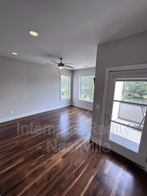 Building Photo - 927 13th Ave S