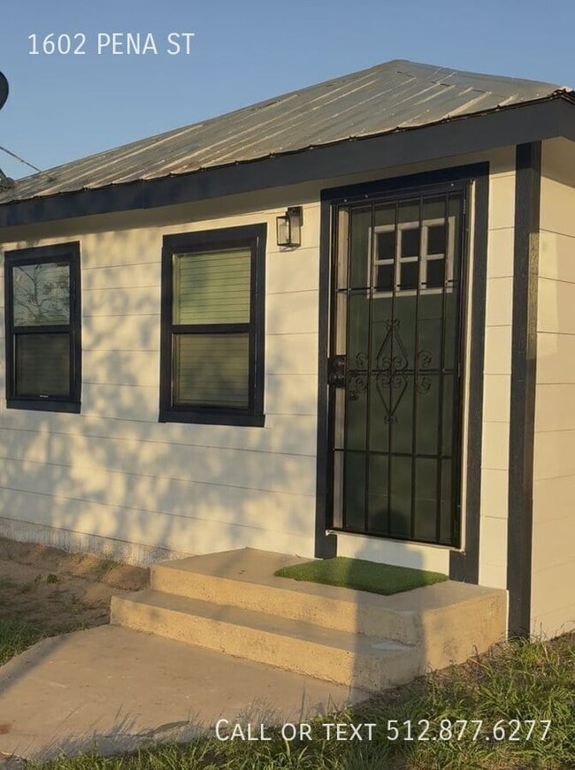 Building Photo - 1602 Pena St