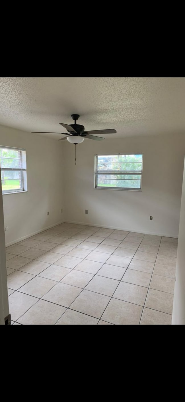 Building Photo - 864 E Church Ave