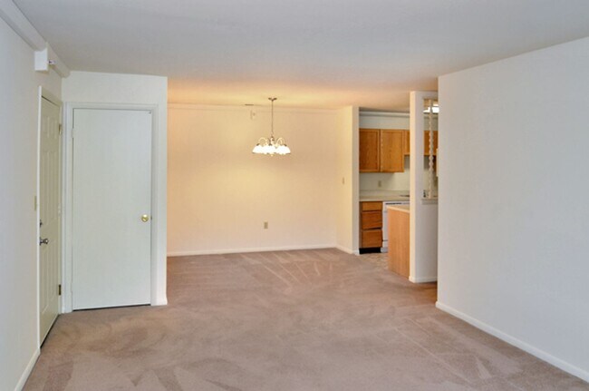 Building Photo - Two Bedroom Classic Style Apartment on the...