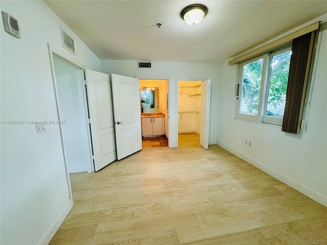 Building Photo - 2701 SW 3rd Ave