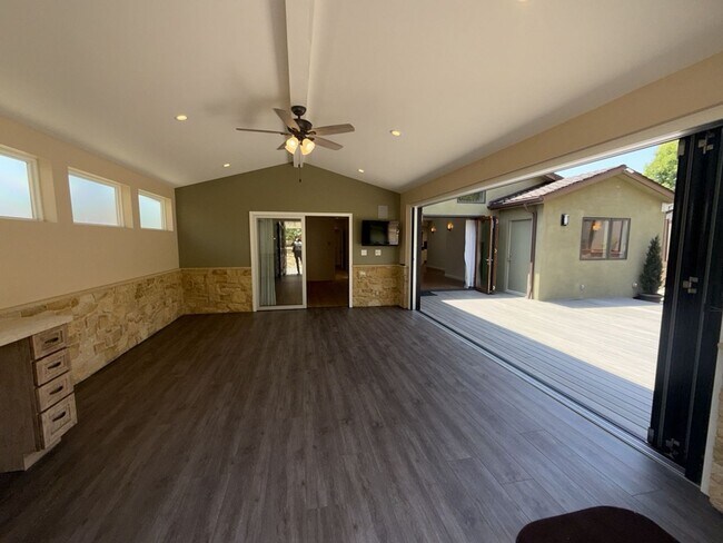 Building Photo - Burbank Hillside 3brm, 3bath Residence.